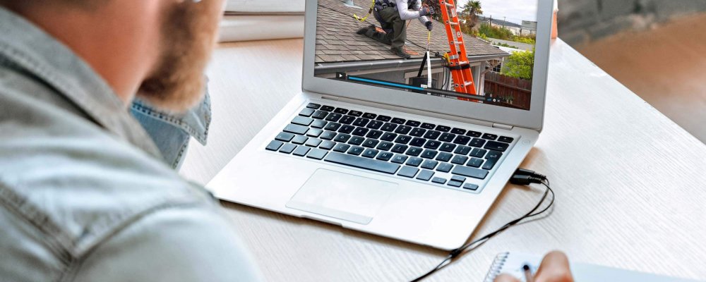 Guy watching course on laptop at desk